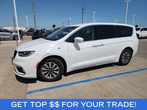 Used 2022 Chrysler Pacifica Touring-L FWD image 4