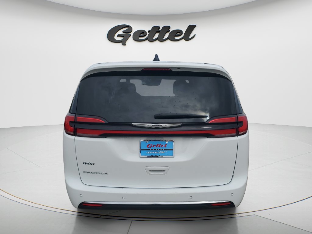 Used 2024 Chrysler Pacifica Touring-L FWD image 6