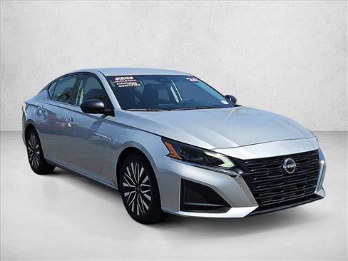 Used 2024 Nissan Altima 2.5 SV FWD image 3