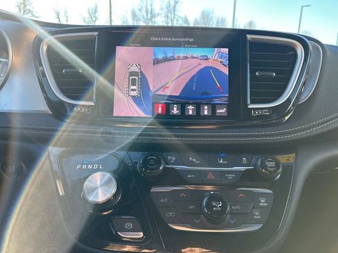 Certified 2023 Chrysler Pacifica Touring-L w/ Uconnect Theater Family Group image 17