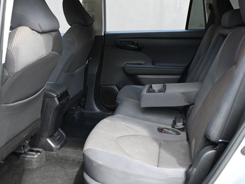 Used 2024 Toyota Highlander LE image 19