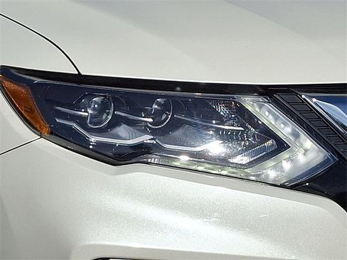 Used 2018 Nissan Rogue SL w/ Premium Package image 9