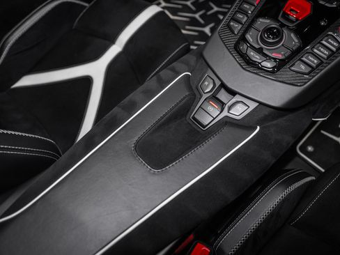 Used 2021 Lamborghini Aventador SVJ AWD/4WD image 52