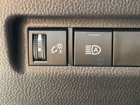 Used 2025 Toyota RAV4 XLE FWD image 25