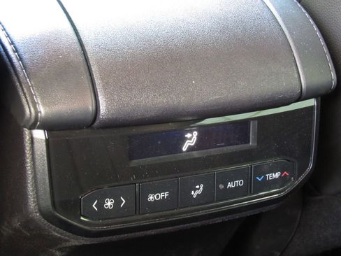 Certified 2024 Toyota Highlander XLE AWD/4WD image 35