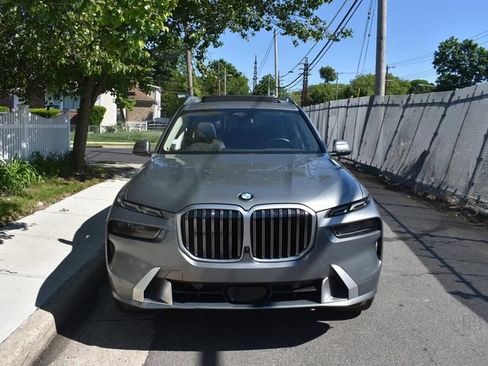 Used 2025 BMW X7 xDrive40i AWD/4WD image 3
