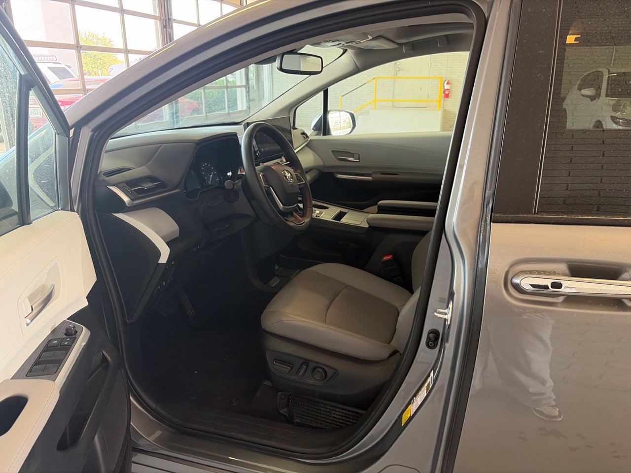 Used 2026 Toyota Sienna XLE FWD image 10