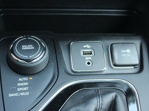 Used 2019 Jeep Cherokee Limited AWD/4WD image 9