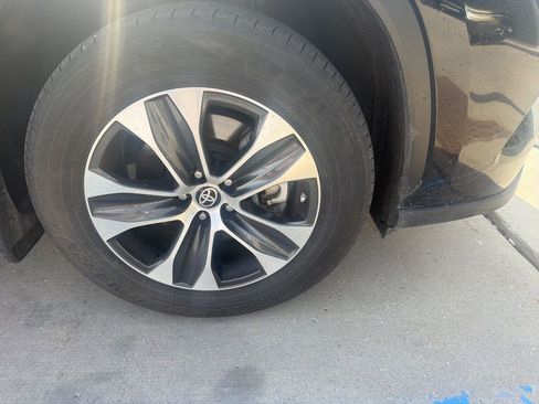 Used 2021 Toyota Highlander XLE AWD/4WD image 20