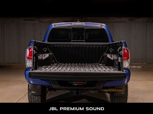 Used 2022 Toyota Tacoma TRD Sport w/ TRD Premium Sport Package AWD/4WD image 8