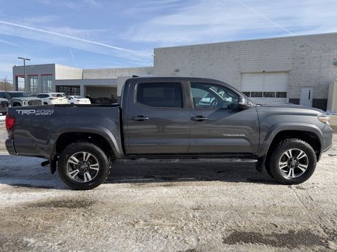 Used 2019 Toyota Tacoma TRD Sport image 6