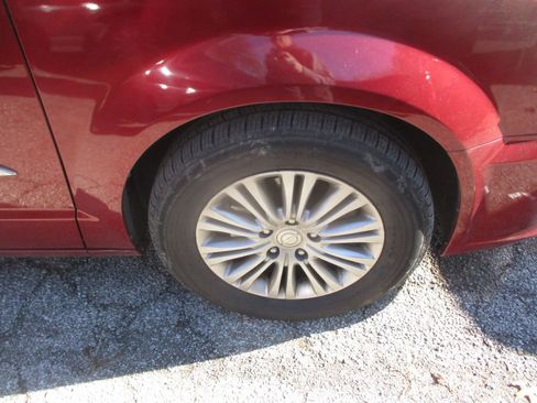 Used 2016 Chrysler Town & Country Touring-L image 3