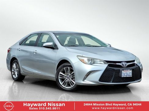 Used 2016 Toyota Camry SE image 1