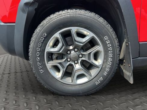 Used 2019 Jeep Cherokee Trailhawk w/ Comfort & Convenience Group AWD/4WD image 27