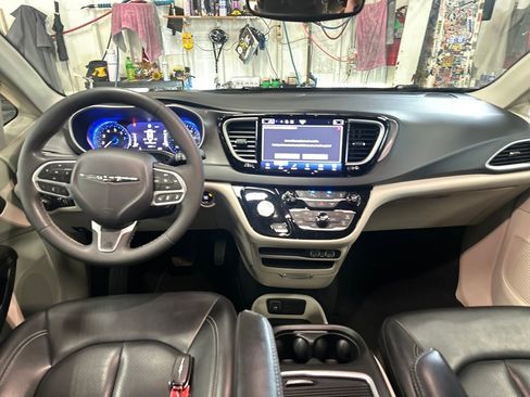 Used 2023 Chrysler Pacifica Touring-L FWD image 18