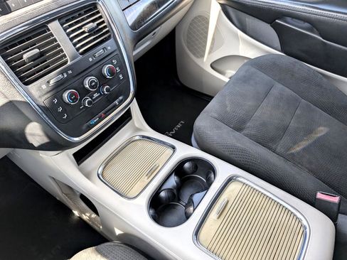 Used 2015 Dodge Grand Caravan SXT image 18