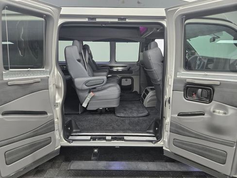 Used 2023 GMC Savana 2500 image 29