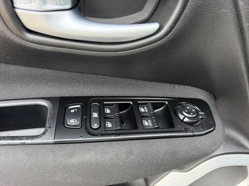 Used 2020 Jeep Renegade Latitude FWD image 16