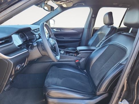 Used 2023 Jeep Grand Cherokee Altitude image 9