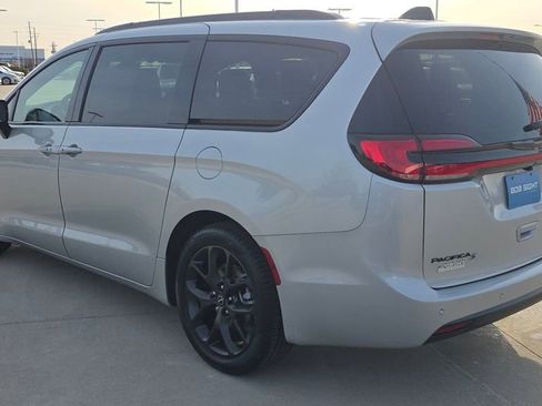 New 2026 Chrysler Pacifica Limited w/ S Appearance Package image 3
