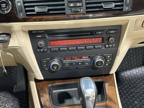 Used 2011 BMW 328i Convertible image 16