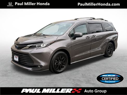 Used 2024 Toyota Sienna LE w/ LE Plus Package AWD/4WD image 1