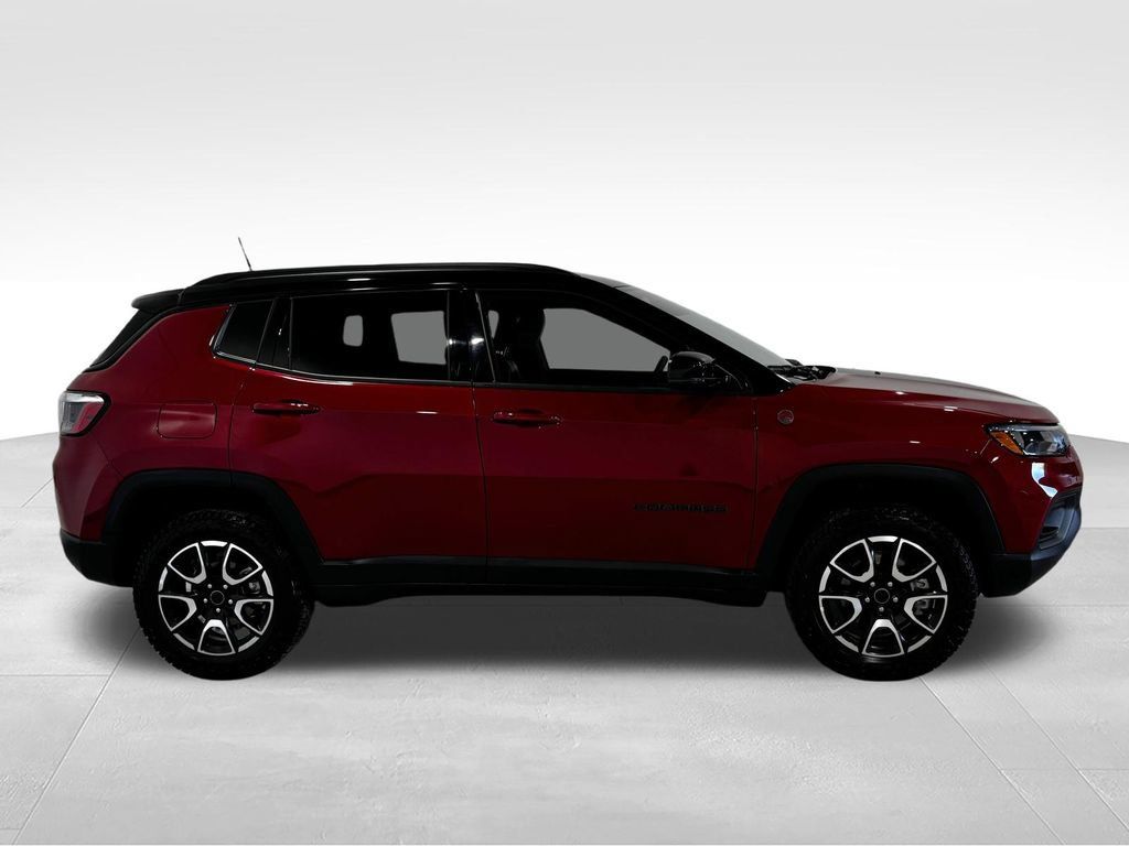 Used 2025 Jeep Compass Trailhawk AWD/4WD image 21