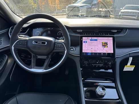 New 2025 Jeep Grand Cherokee Limited w/ Black Appearance Package image 27