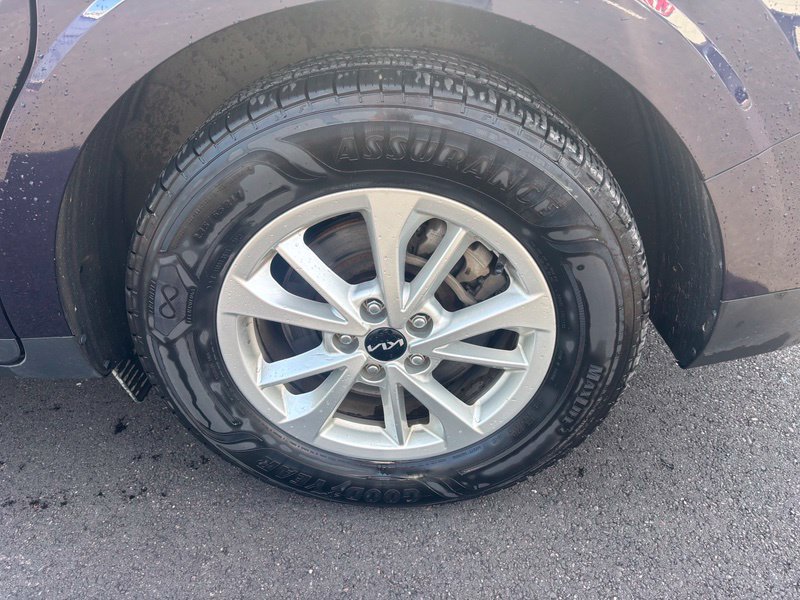 Used 2023 Kia Carnival LX FWD image 14