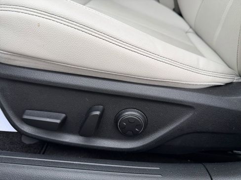 Used 2025 Genesis G70 2.5T image 12