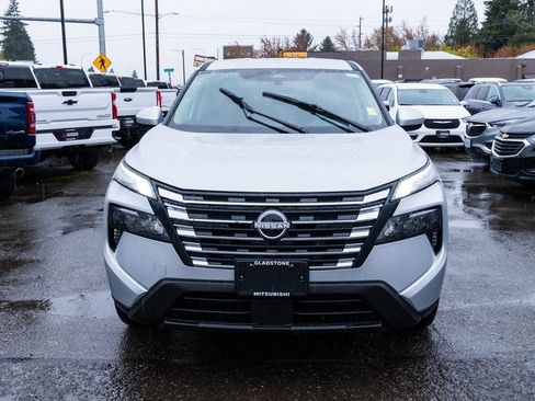 Used 2025 Nissan Rogue SV image 2