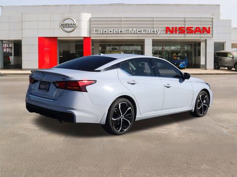 Used 2023 Nissan Altima 2.5 SR image 3