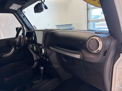 Used 2017 Jeep Wrangler Sahara image 21