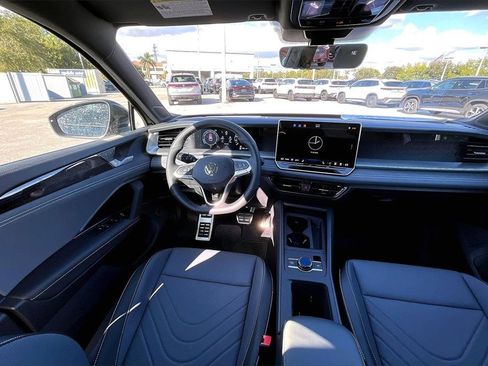 New 2026 Volkswagen Tiguan SE R-Line image 18