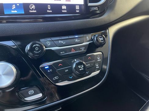 Used 2025 Chrysler Pacifica Select FWD image 24