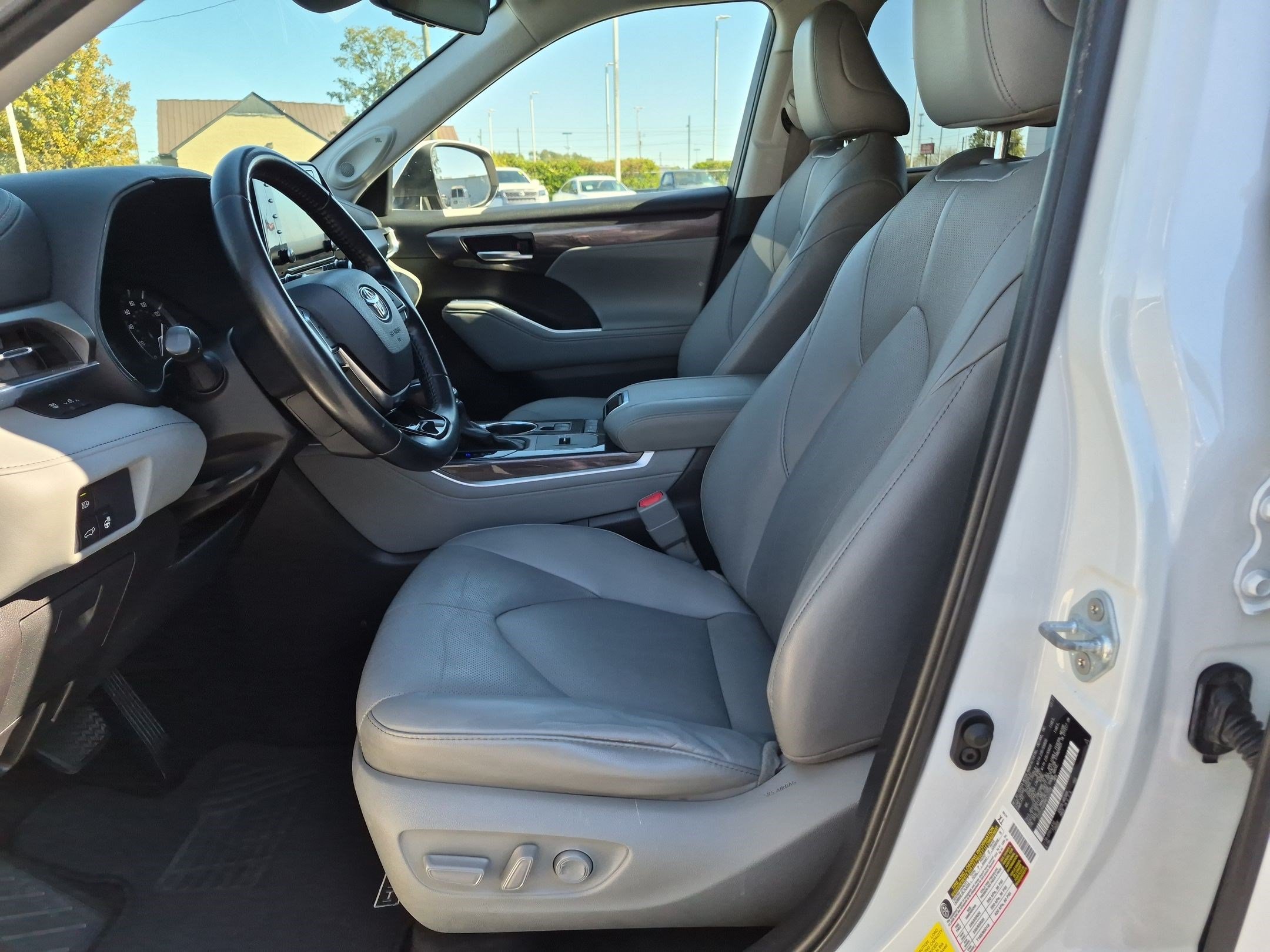 Used 2021 Toyota Highlander Limited FWD image 15