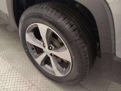 Used 2020 Jeep Cherokee Limited image 31