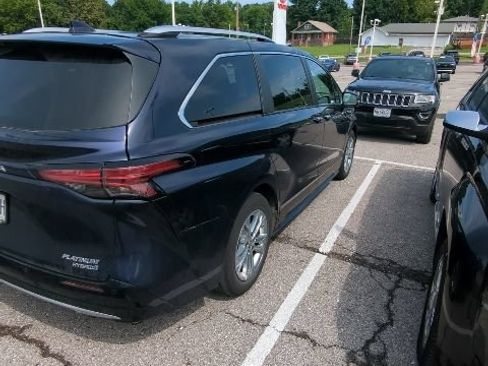 Used 2022 Toyota Sienna Platinum AWD/4WD image 8