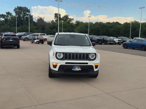 Used 2023 Jeep Renegade Latitude AWD/4WD image 3