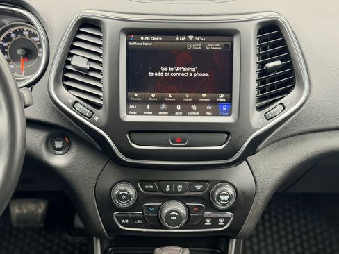 Used 2019 Jeep Cherokee Latitude Plus w/ Cold Weather Group image 23