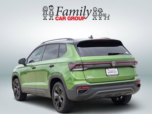 Used 2025 Volkswagen Taos SE FWD image 3