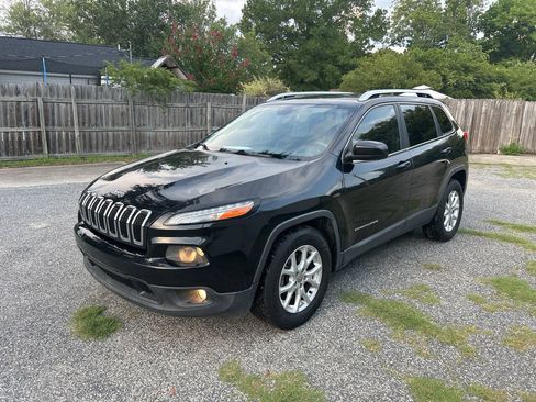 Used 2014 Jeep Cherokee Latitude FWD image 2