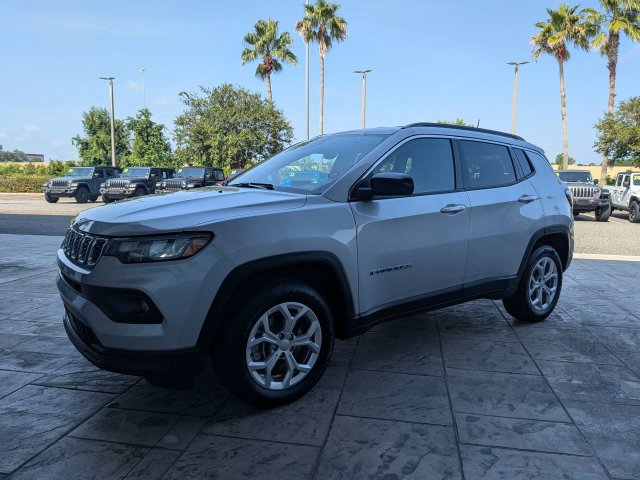 Used 2024 Jeep Compass Latitude AWD/4WD image 8