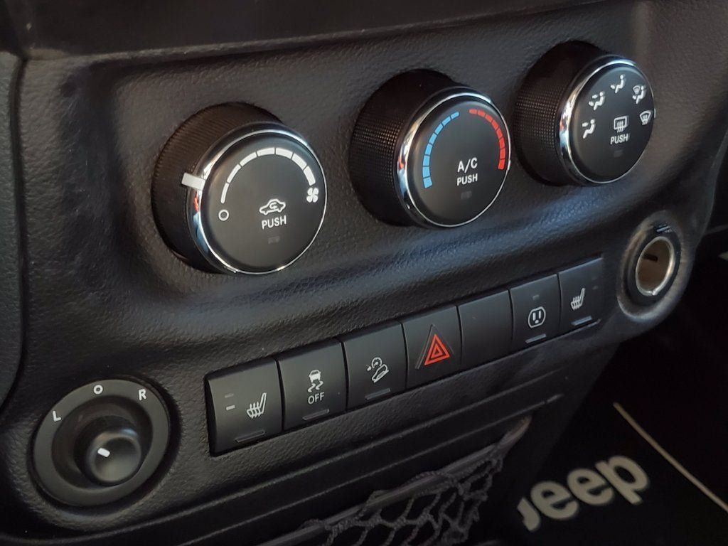 Used 2018 Jeep Wrangler Unlimited Sahara AWD/4WD image 15