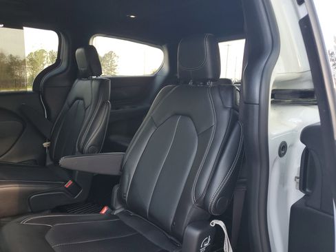 Used 2025 Chrysler Pacifica Select FWD image 12