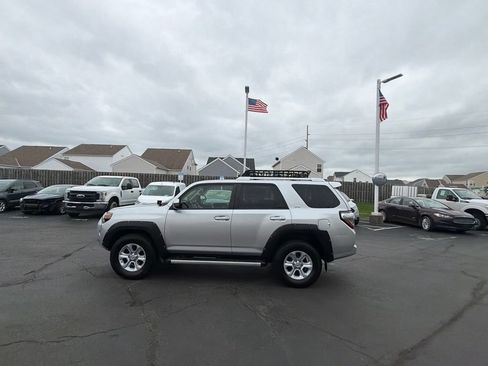 Used 2018 Toyota 4Runner SR5 AWD/4WD image 5