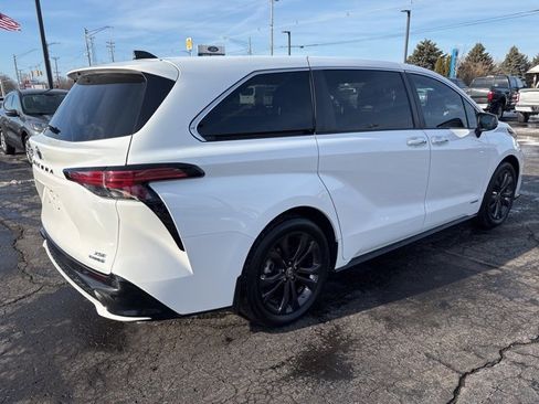 Used 2021 Toyota Sienna XSE image 8