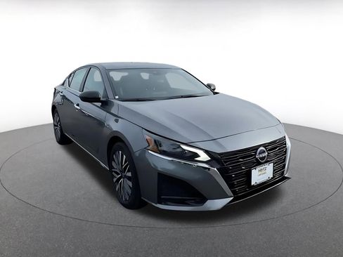 Used 2025 Nissan Altima 2.5 SV image 3