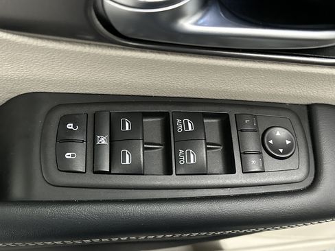 Used 2023 Chrysler Pacifica Touring-L FWD image 16