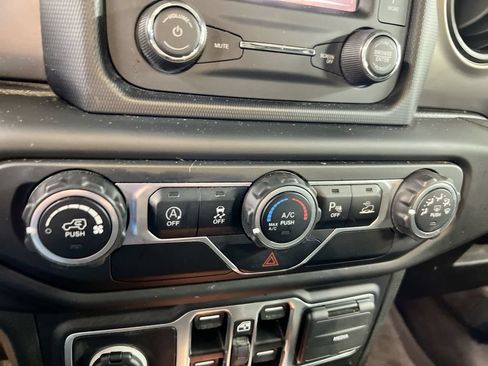 Used 2020 Jeep Gladiator Sport w/ Quick Order Package 24S AWD/4WD image 15